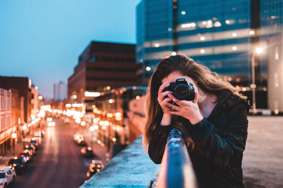 Ragazza fotografa città