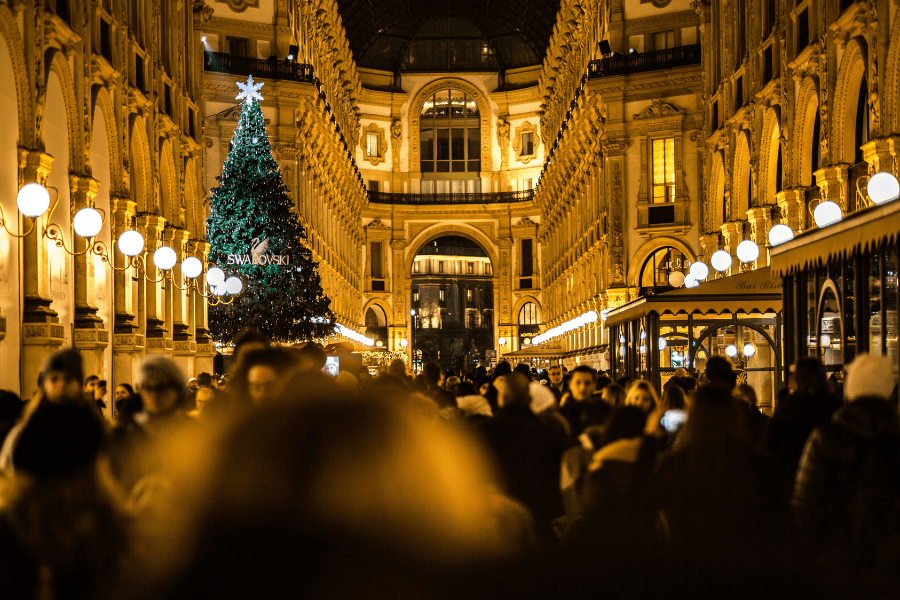 Città addobbata con albero