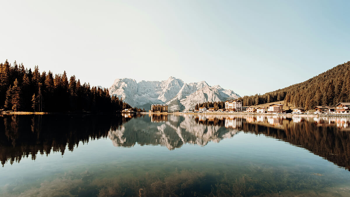 Montagne riflesse nel lago